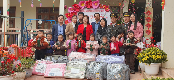 2 tỷ đồng trao tặng quà thiết yếu cho trẻ có hoàn cảnh khó khăn tại 3 tỉnh